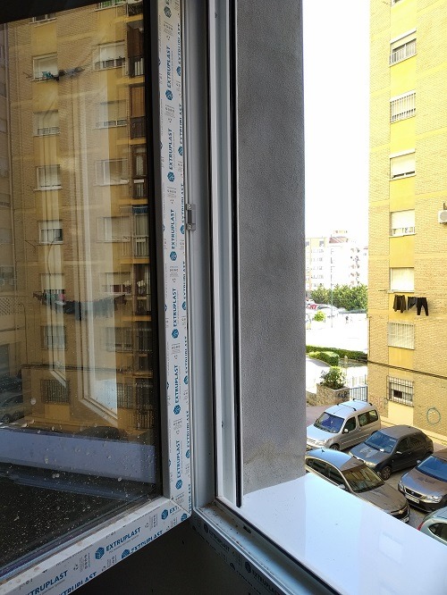 Trabajos de pintado de fachada tras la instalación de ventanas