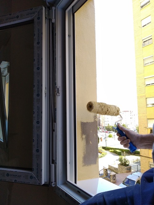 Trabajos de pintado de fachada tras la instalación de ventanas