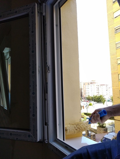 Trabajos de pintado de fachada tras la instalación de ventanas